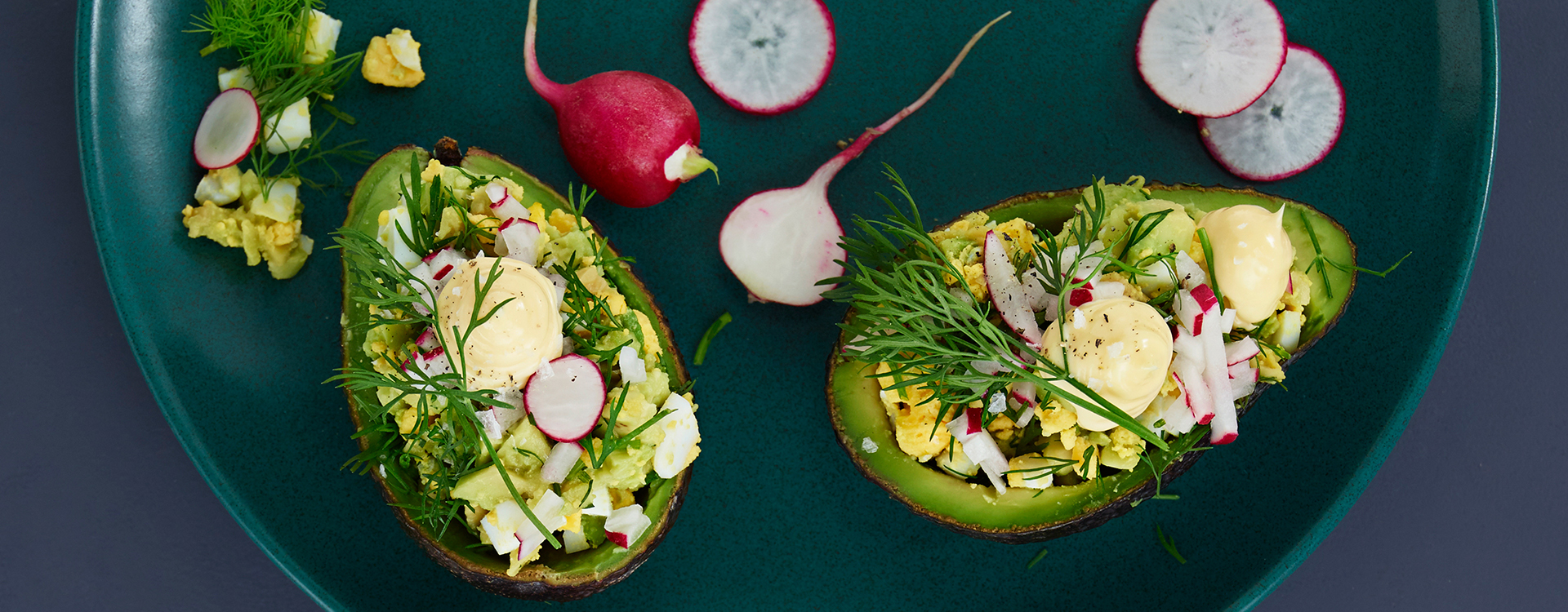 Fylt avokado med egg og reddiker
