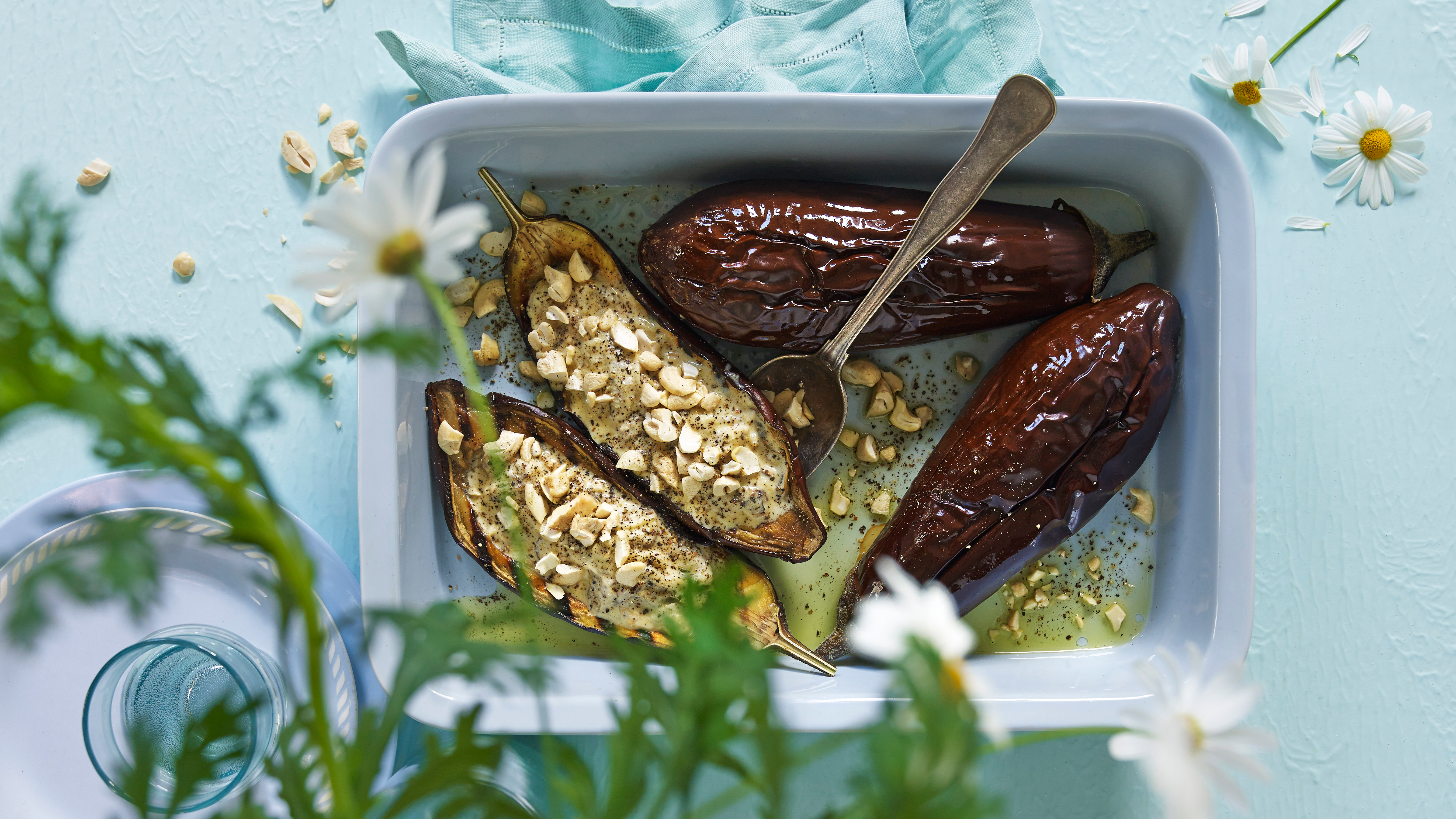 Grillet hel aubergine med honning og cashewnøtter