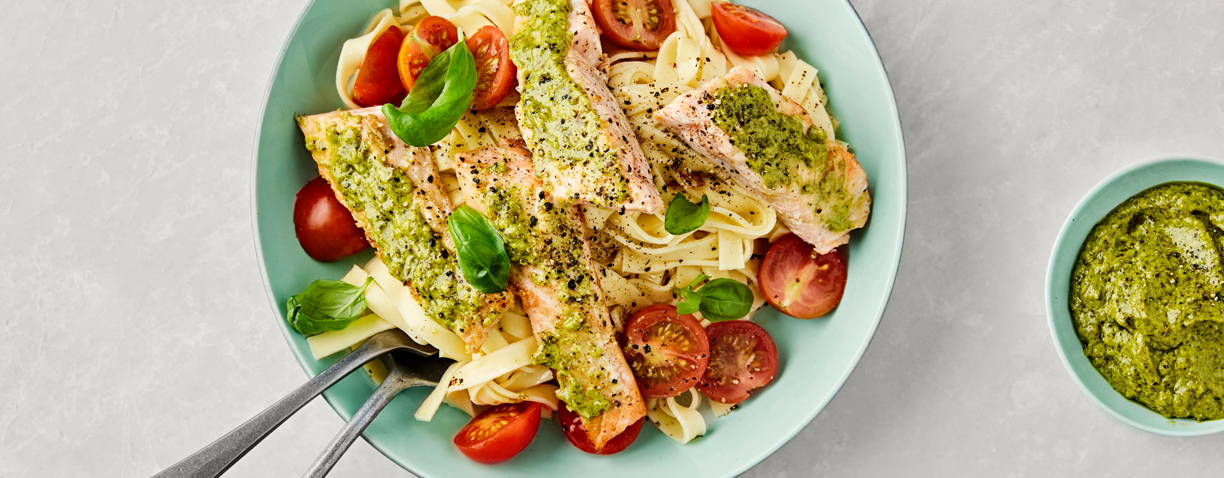 Pasta alla Genovese med laks og tomat