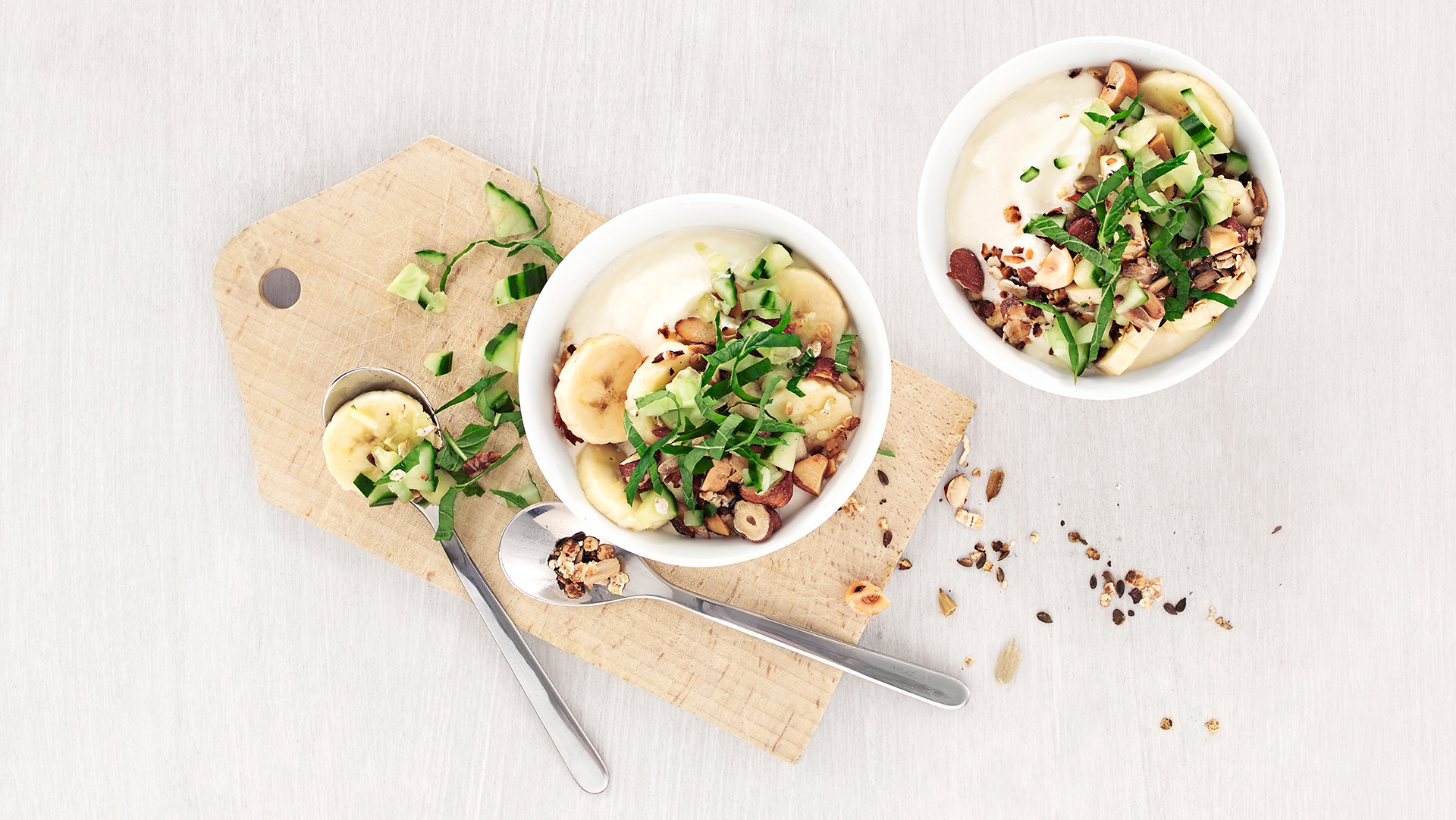 Yoghurt med müsli og banansalat