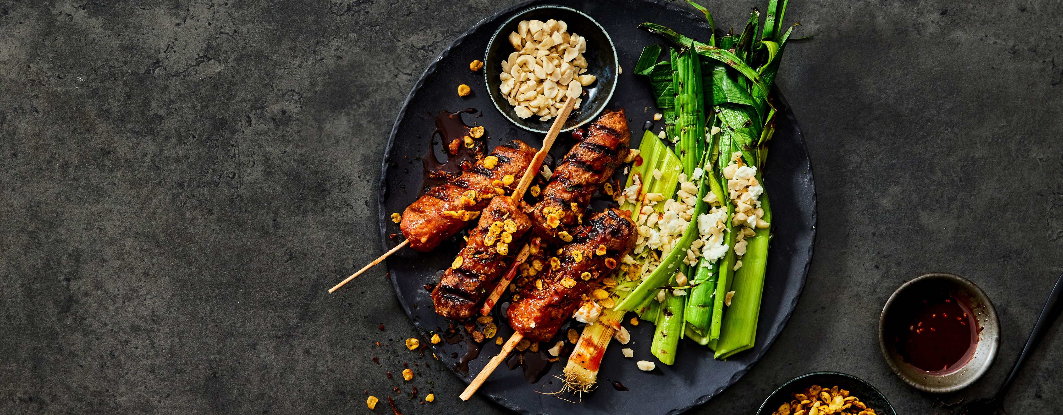 Svinesticks med grillet purre- og chevresalat