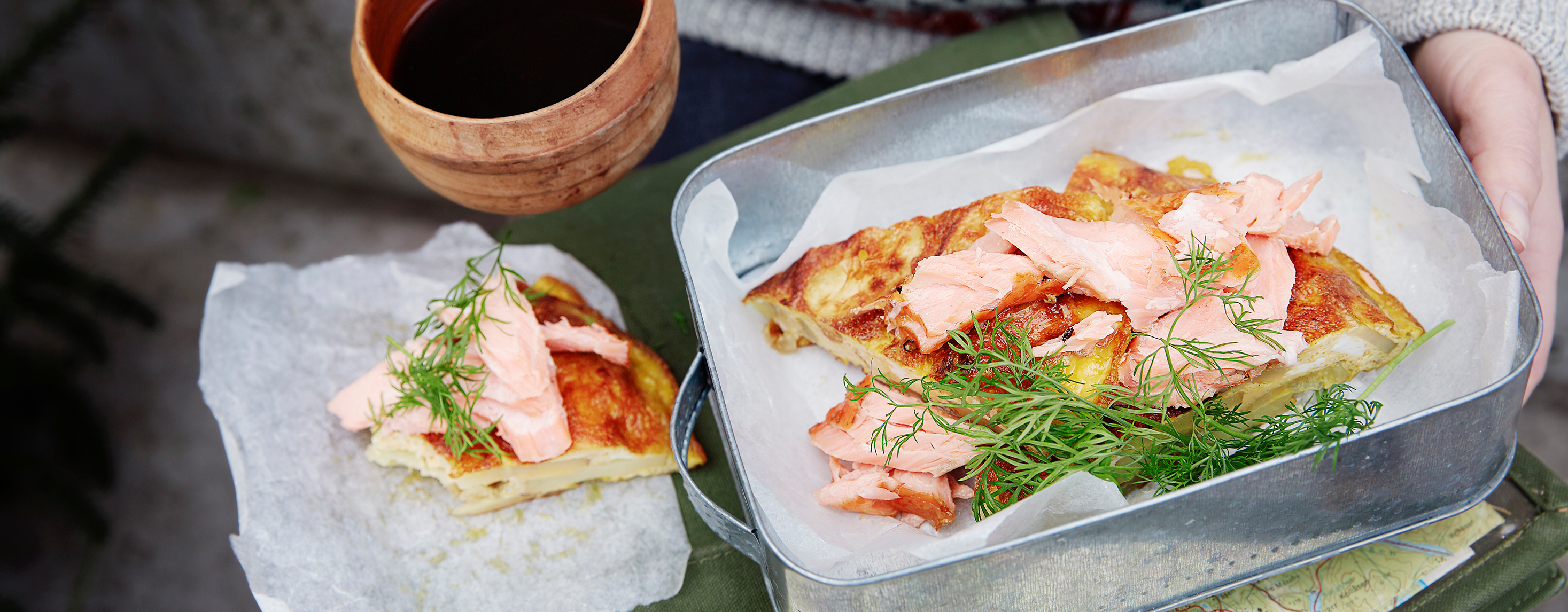 Potettortilla med varmrøkt laks og dill