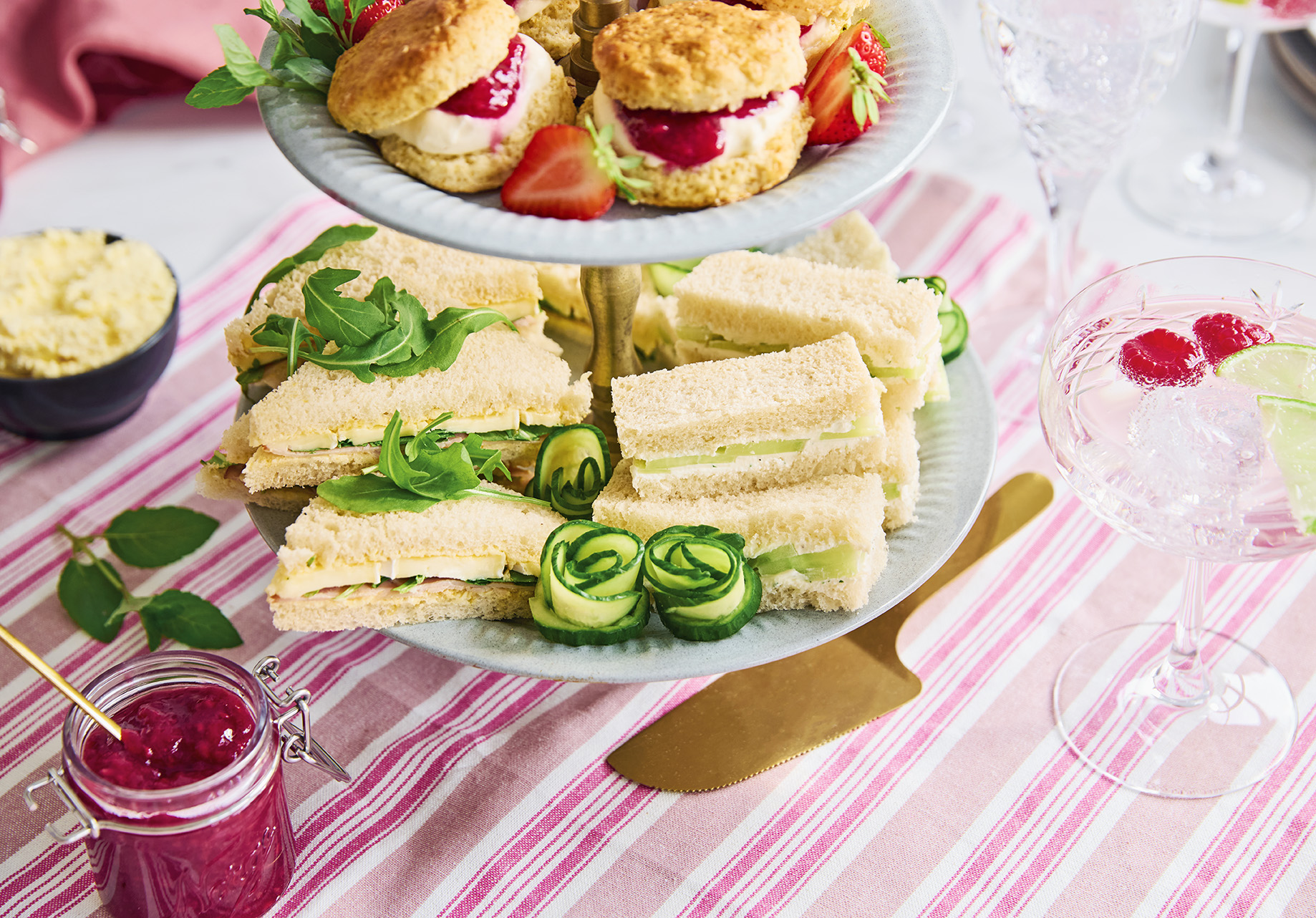Fingersandwich med røkt skinke og brie