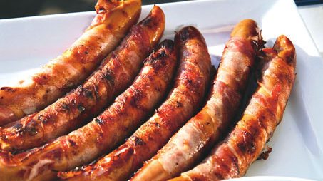Grillede pølser i bacon med lun potetsalat