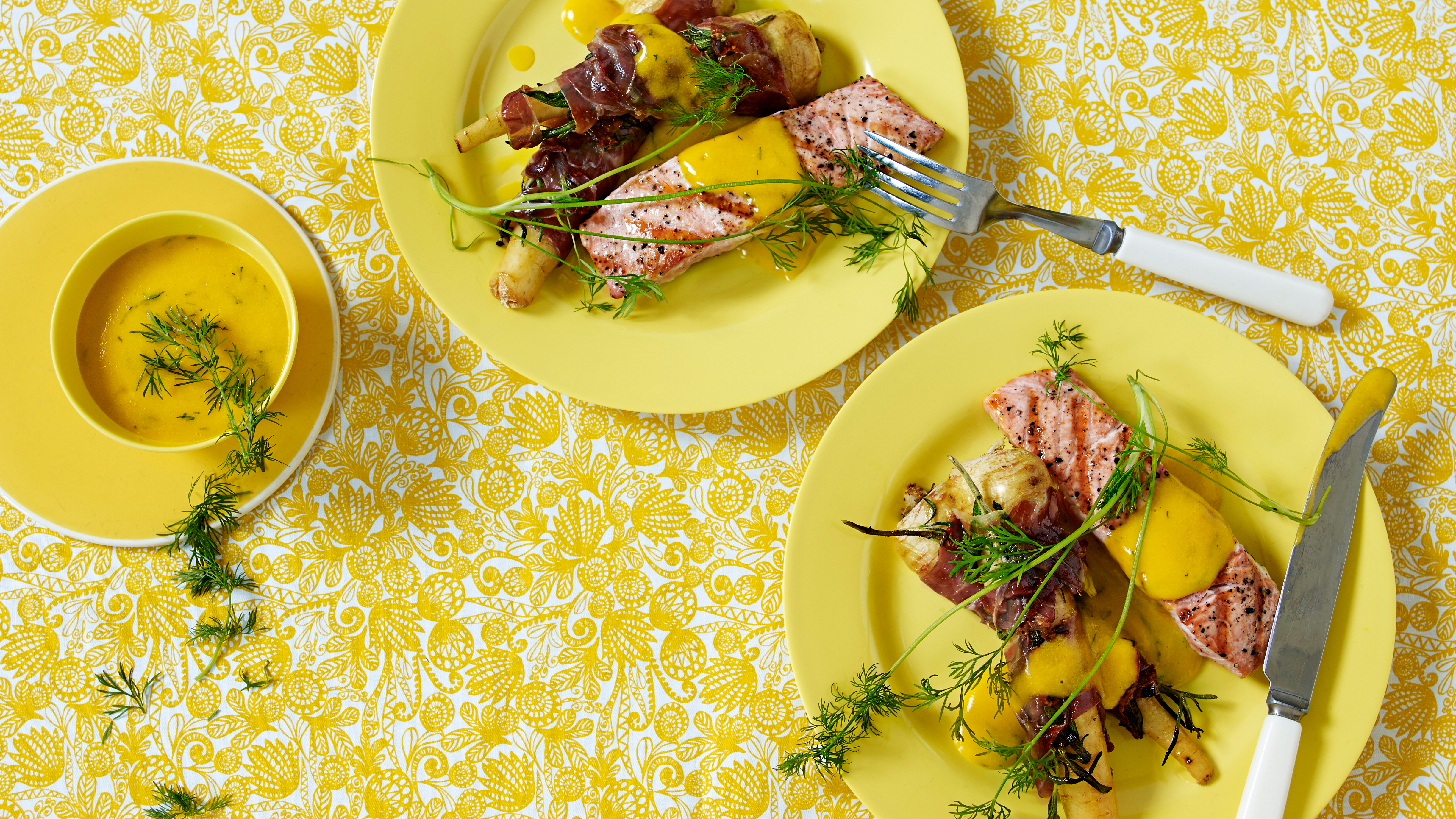 Grillet laks med sitronkokte persillerøtter, coppa og dillmajones