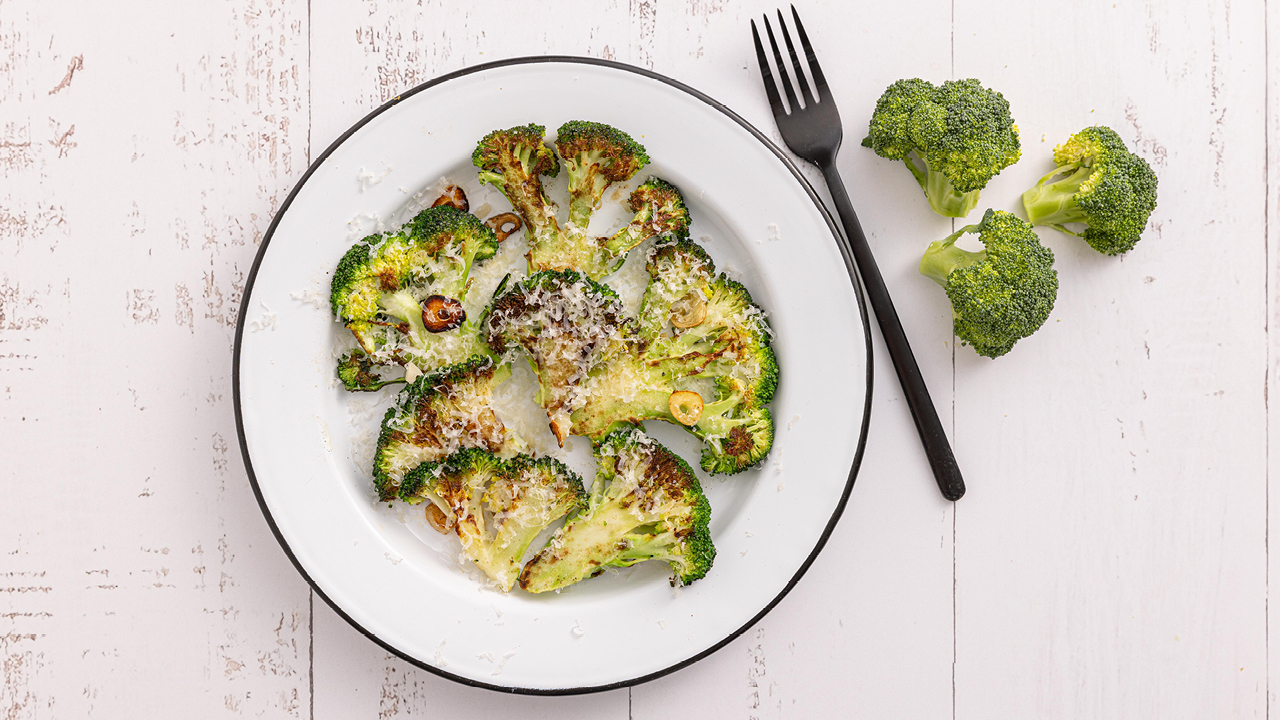 Pannestekt brokkoli med parmesan