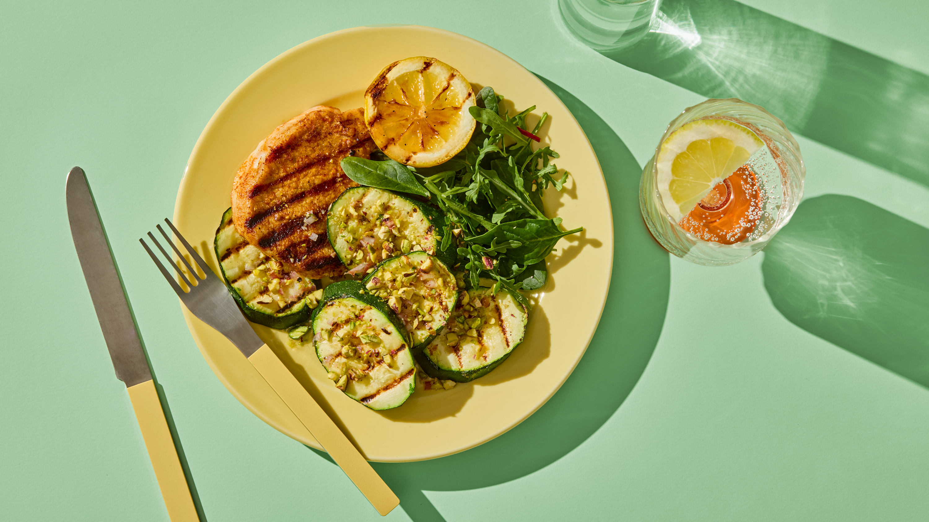Grillet squash med vinaigrette og pistasj