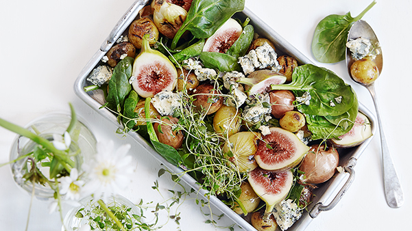 Lun salat med grillede småpoteter, spinat, friske fiken og blåmuggost