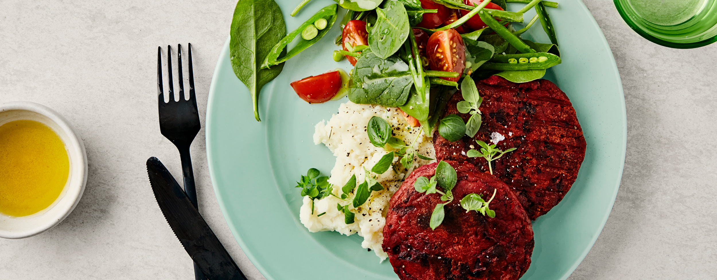 Rødbeteburgere med potetmos, sukkererter og cherrytomater