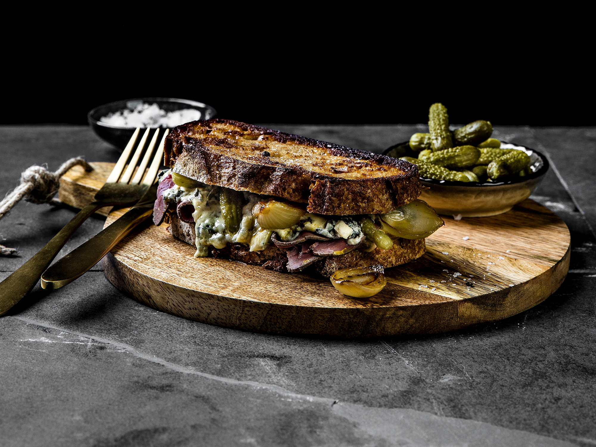 Ostesmørbrød med blåmuggost, roastbiff, småløk og sennep
