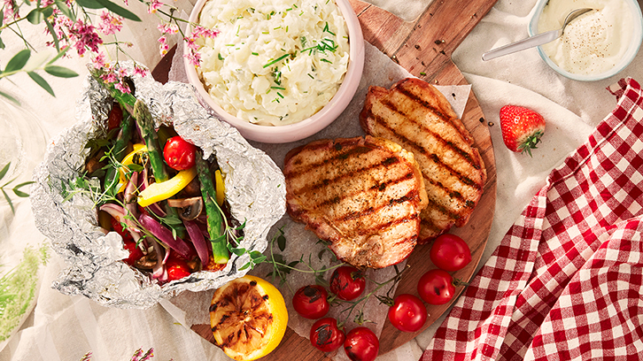 Sommerkoteletter med grillede grønnsaker og potetsalat