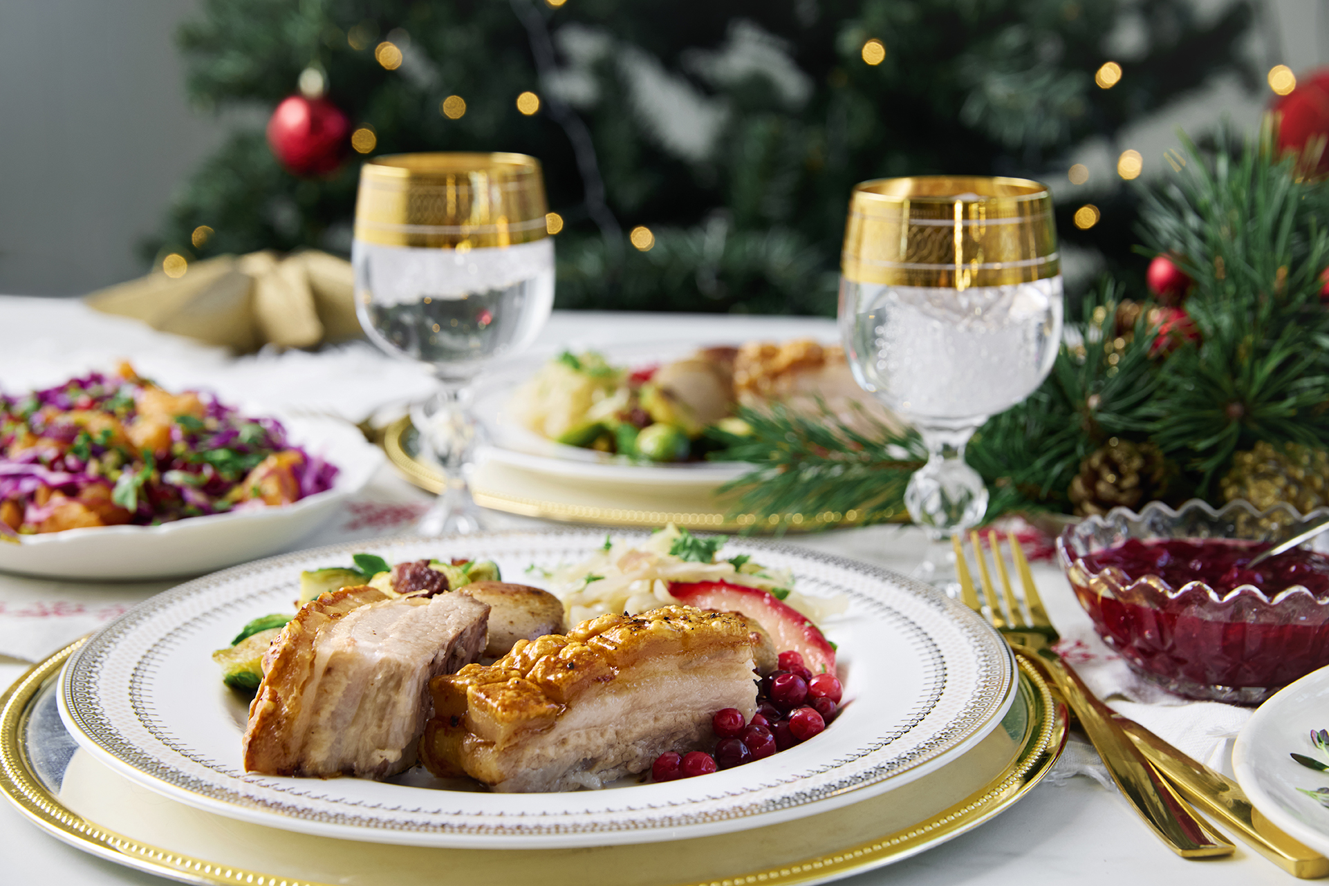 Klassisk juleribbe med hjemmelaget surkål, rosenkål med bacon og honningstekte epler