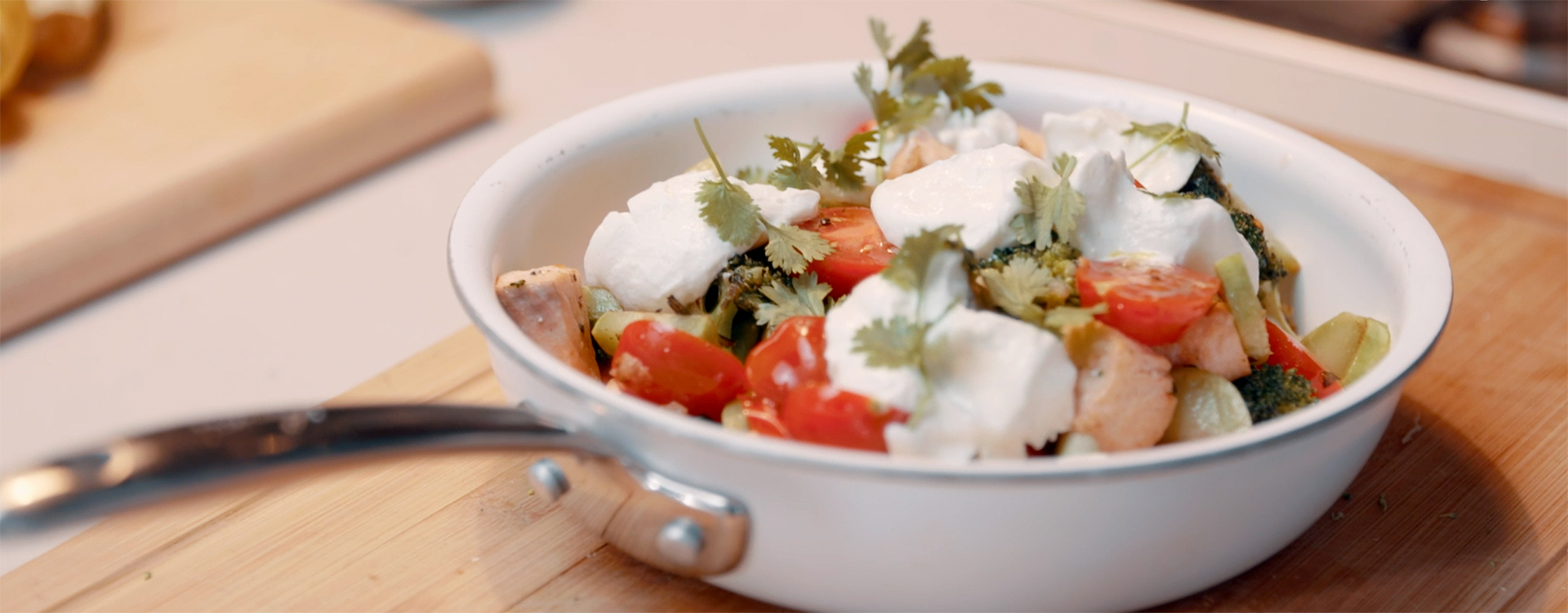 Laksepasta med kesam og koriander