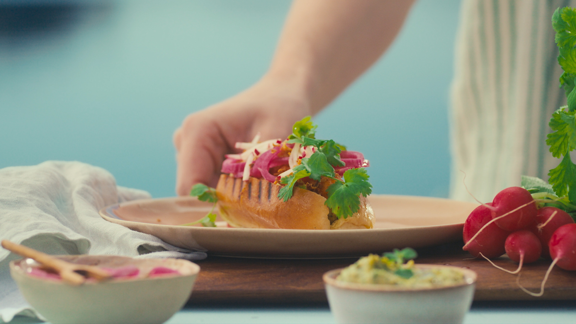Grillet gulrot med hummus i brød