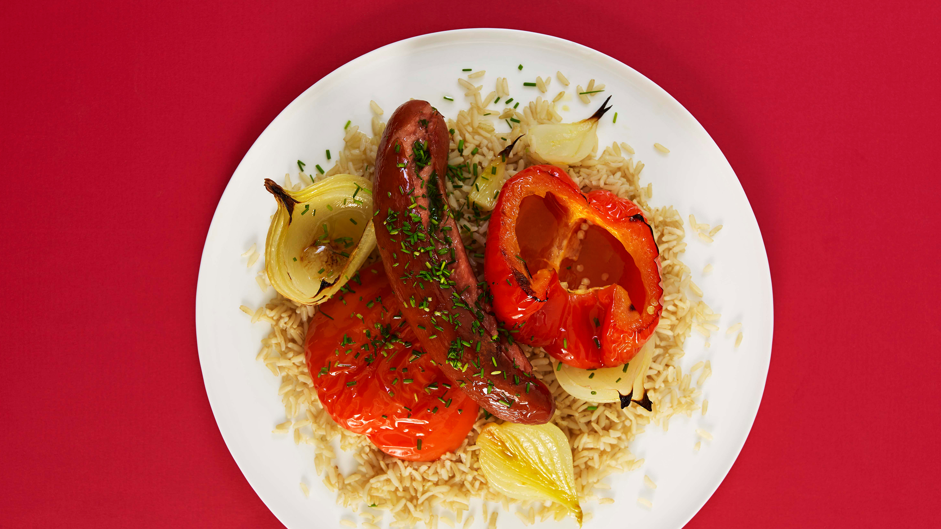 Ovnsbakt kjøttpølse med løk, paprika og ris