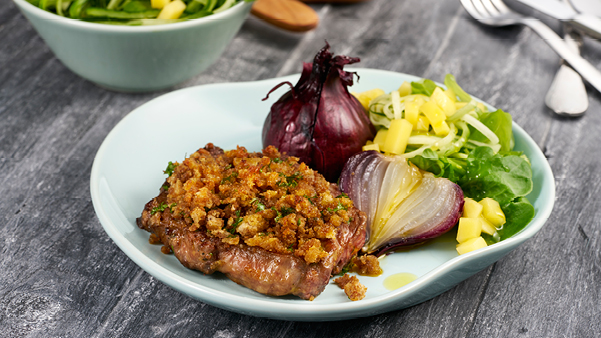 Gratinert biff med sjysaus og bakt hel rødløk