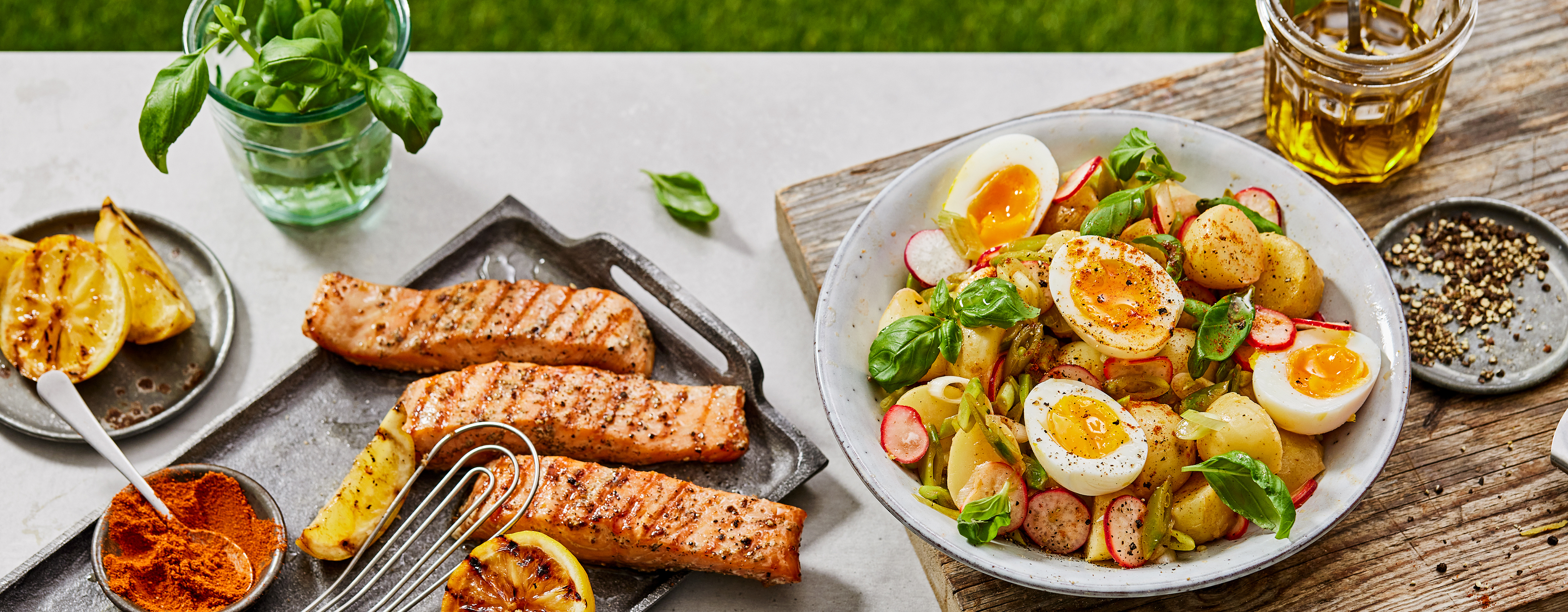 Grillet laks med potetsalat og egg