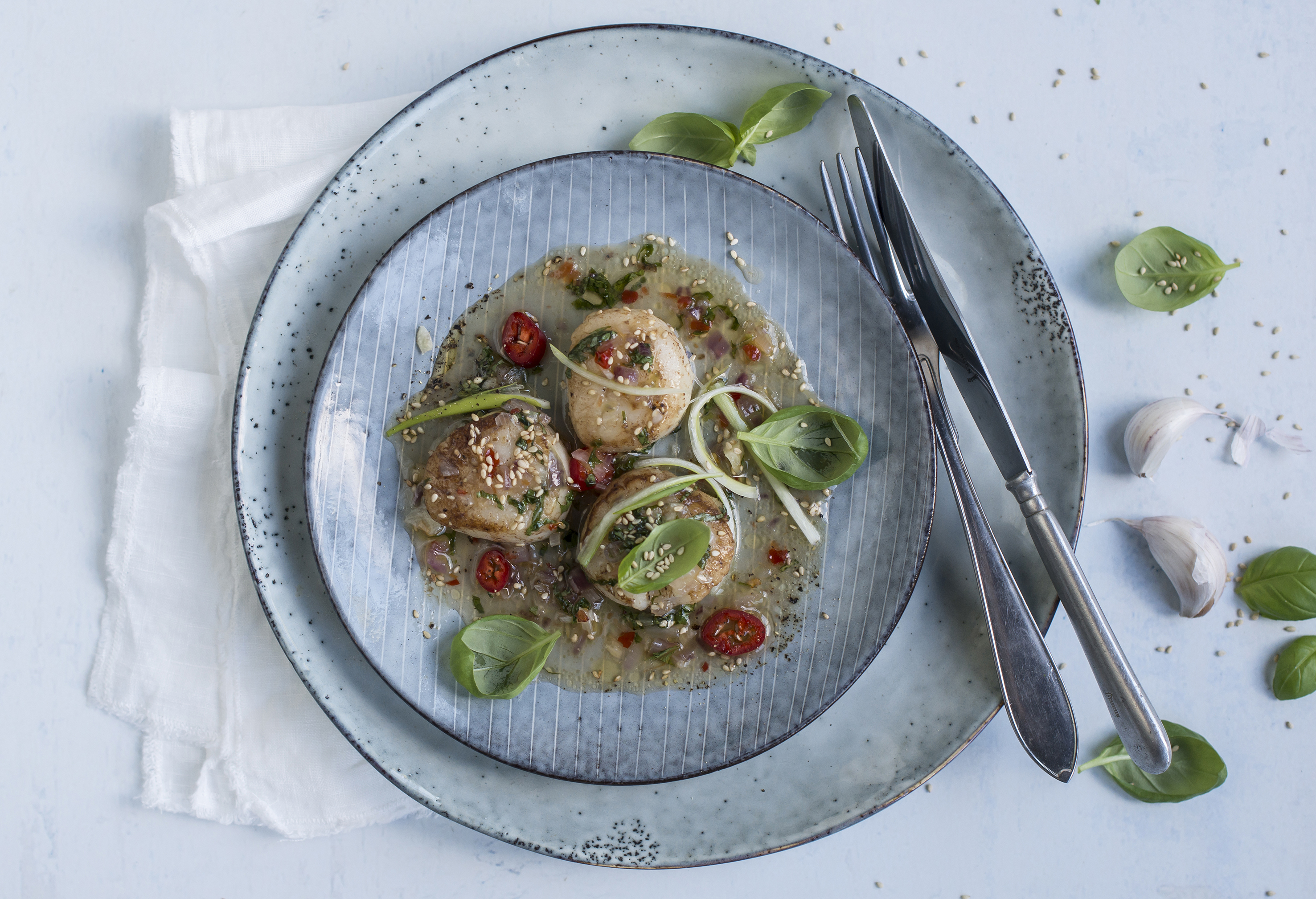 Pannestekte kamskjell med sweet chilisaus og sesamfrø