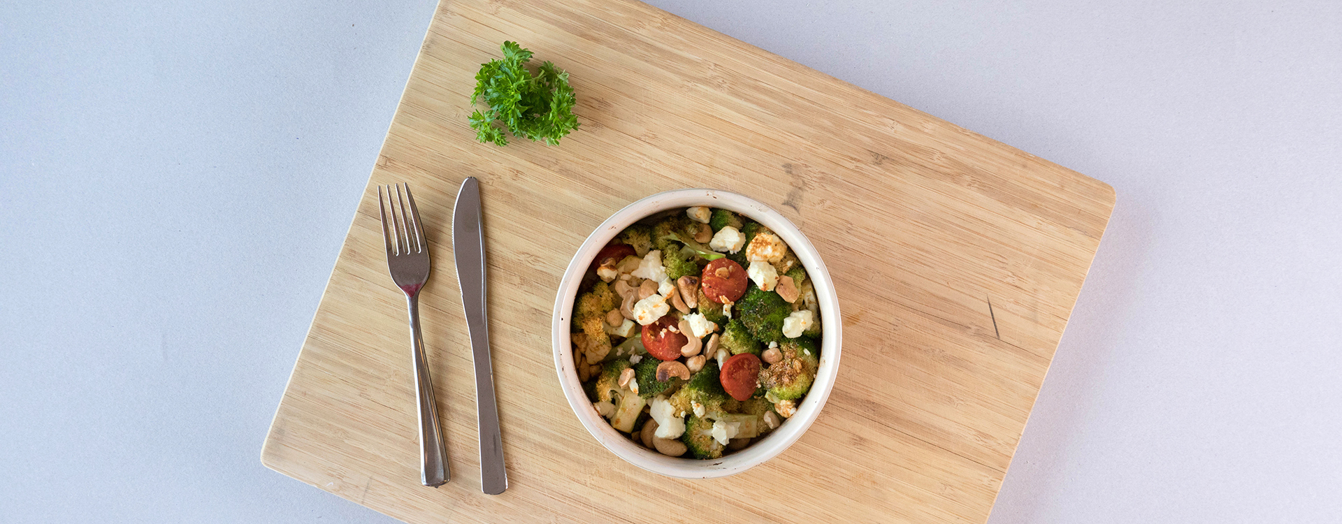 Brokkoli med feta og cashewnøtter