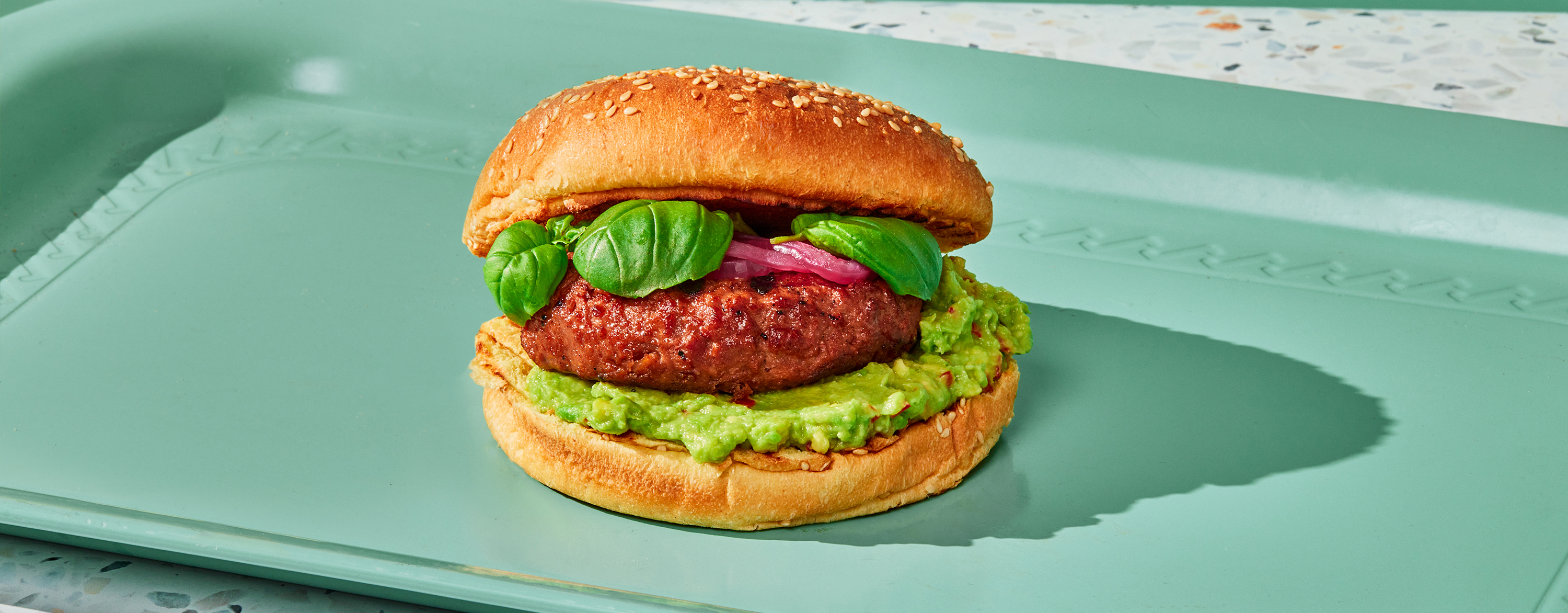 Very Hip Vegan Burger med avokado og syltet rødløk