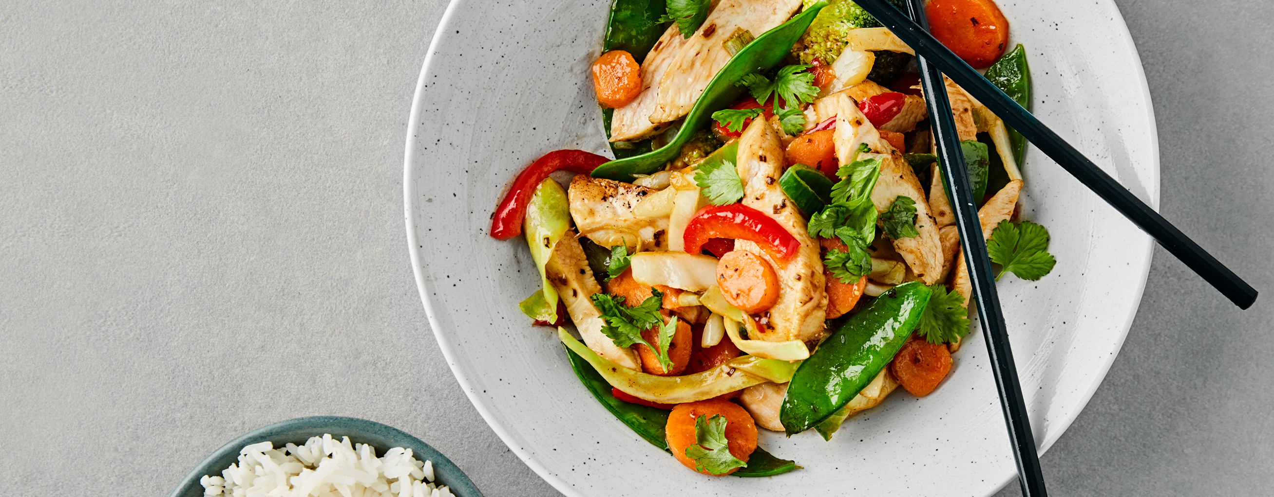 Asiatisk wok med kyllingfilet og ris