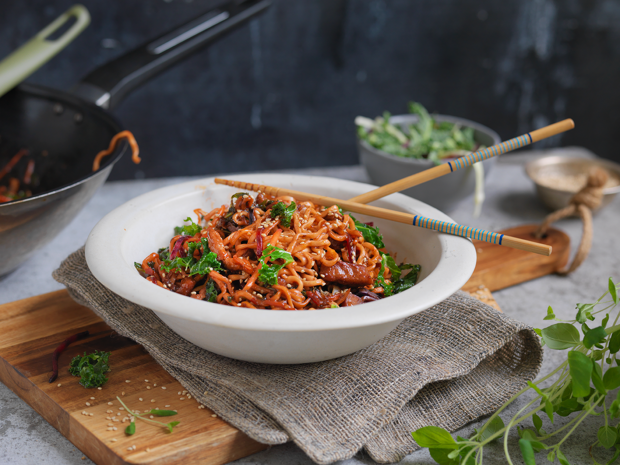 Wok med svinekjøtt og nudler