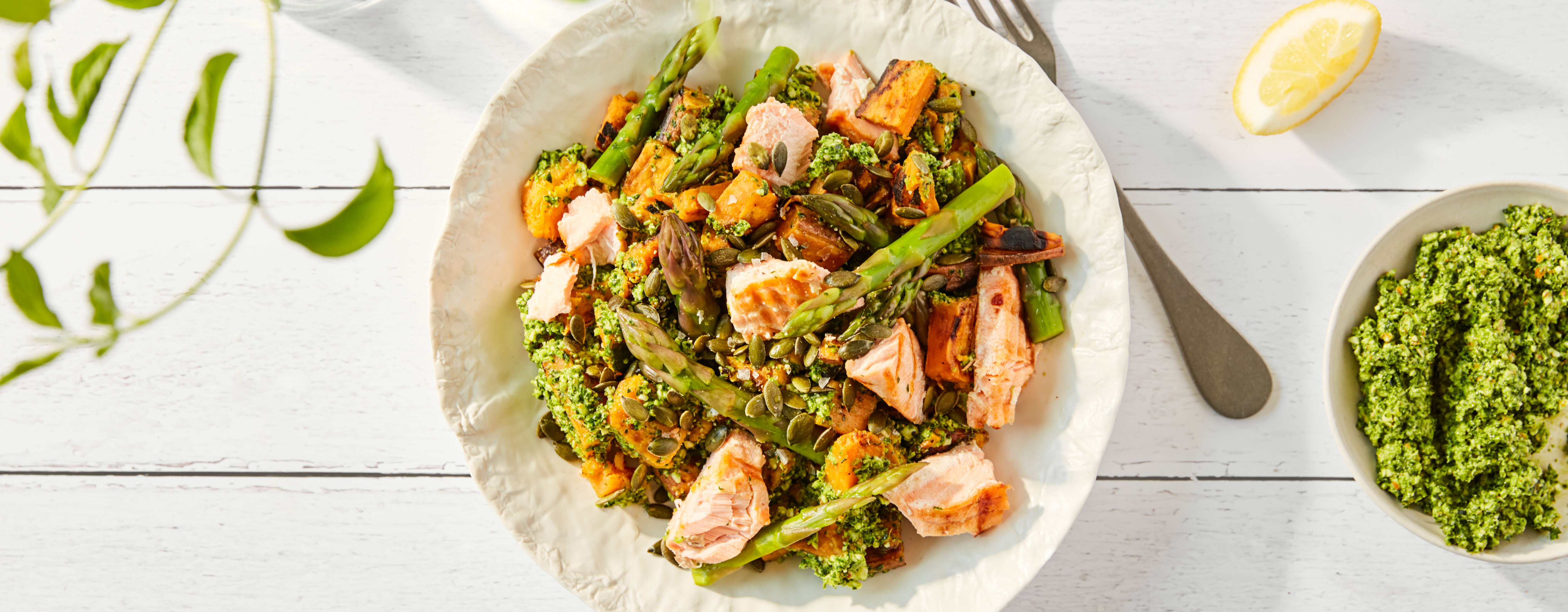 Salat med laks, søtpotet og grønnkålpesto