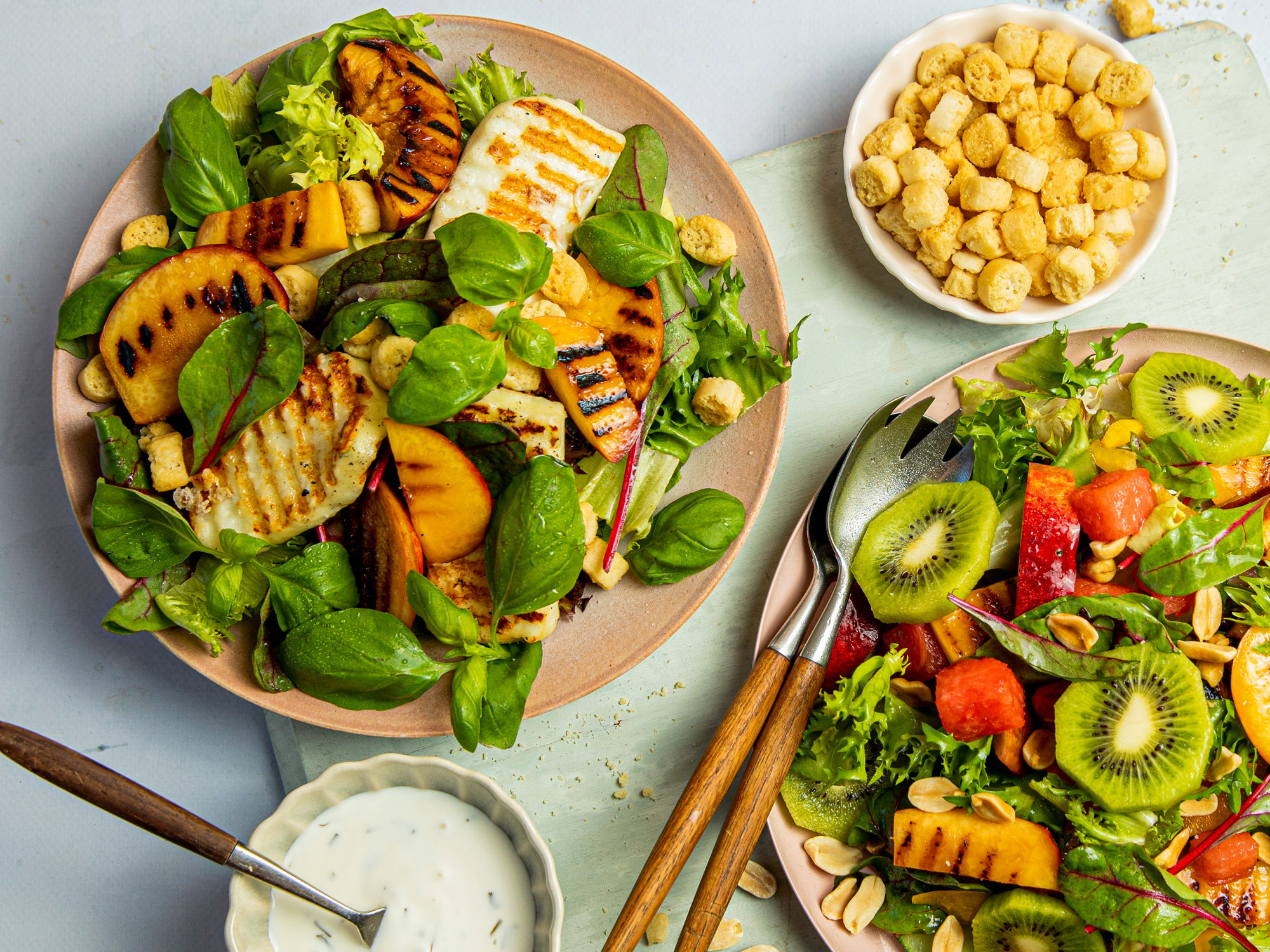 Halloumisalat med grillet frukt