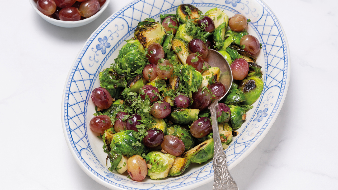 Lun salat med druer og rosenkål