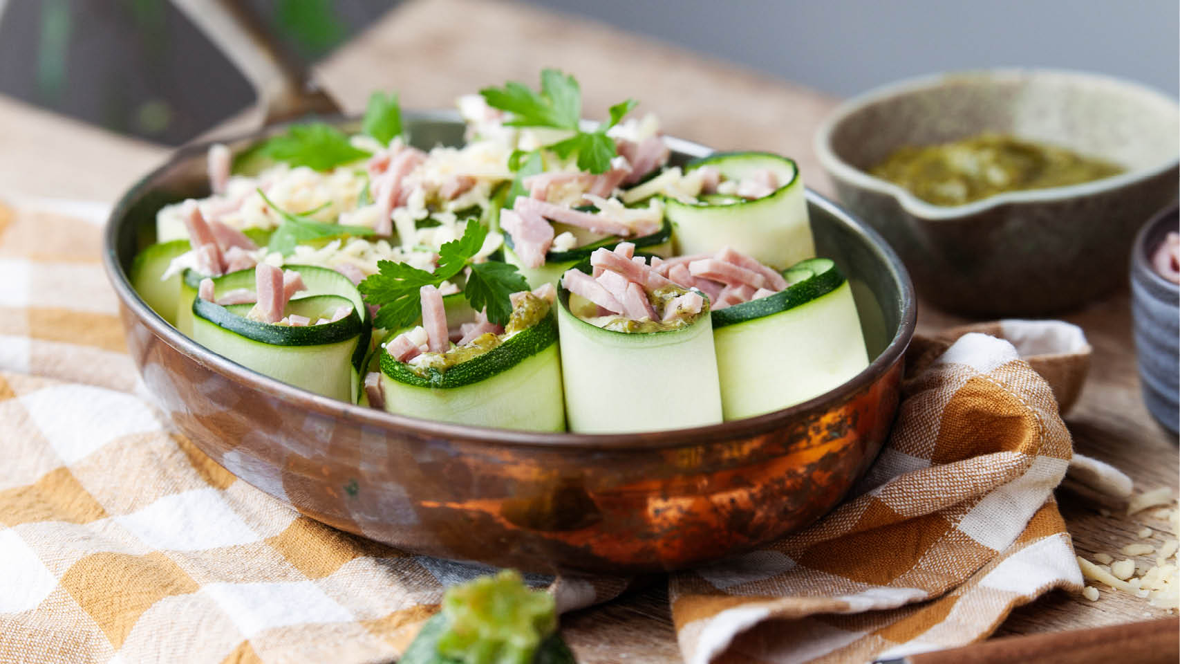 Fylte squashruller med pesto og skinke