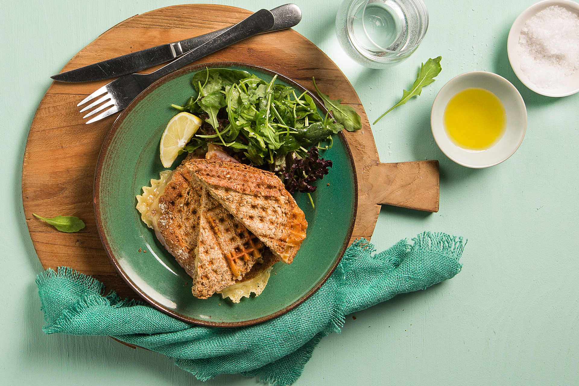 Ostesmørbrød laget i vaffeljern med salat
