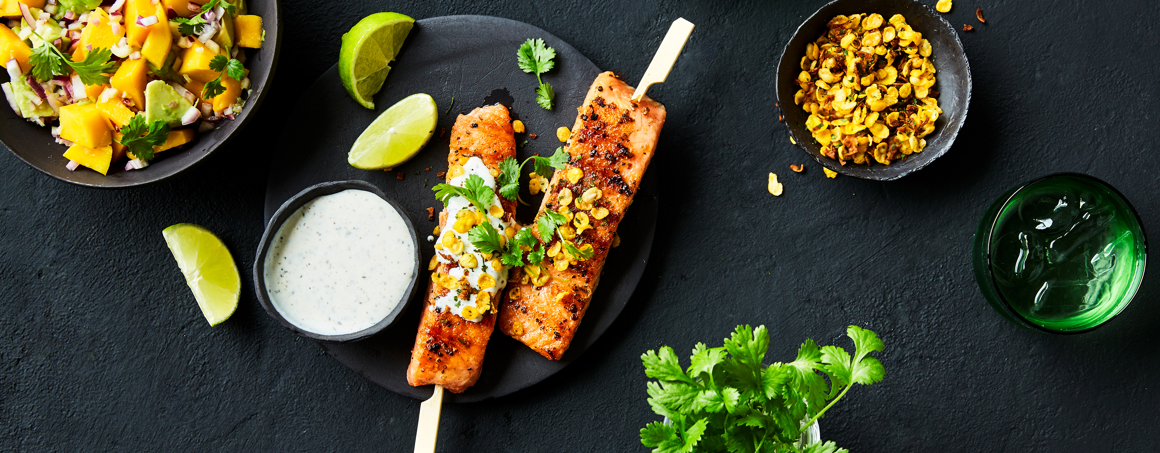 Laksesticks med mango- og avokadosalat