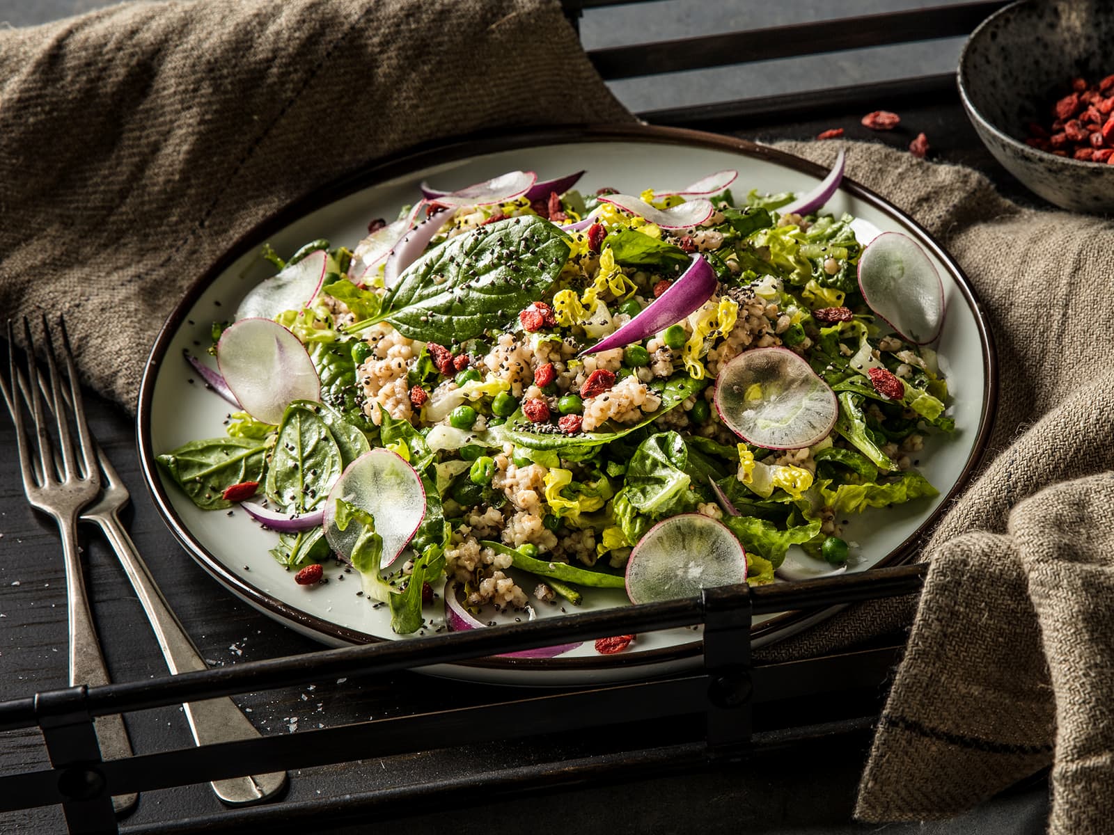 God vegetarsalat med byggryn og gojibær