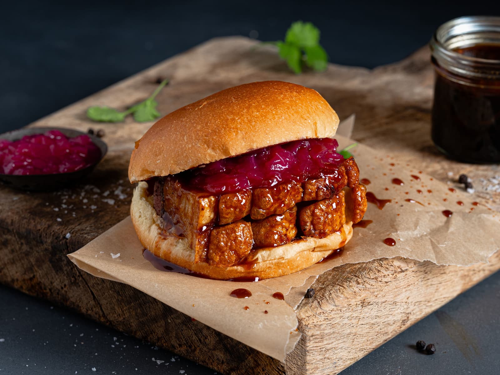 Ribbeburger med syltet rødløk