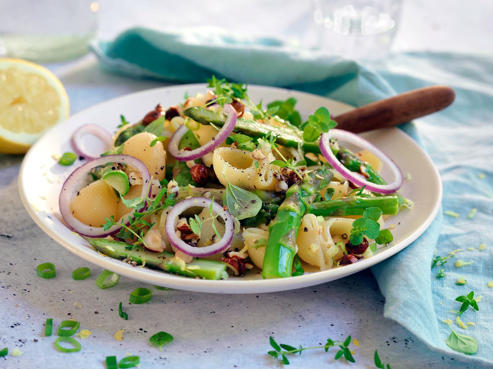 Pastasalat med asparges og honningdressing