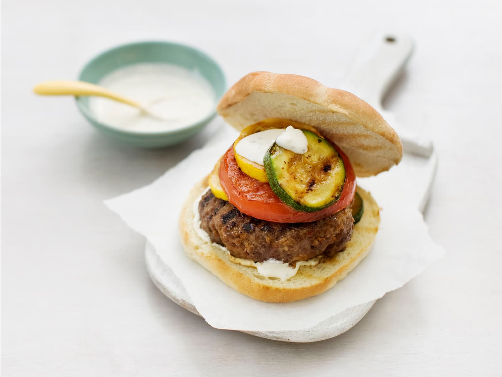 Hamburger med grillede grønnsaker og fetaostkrem