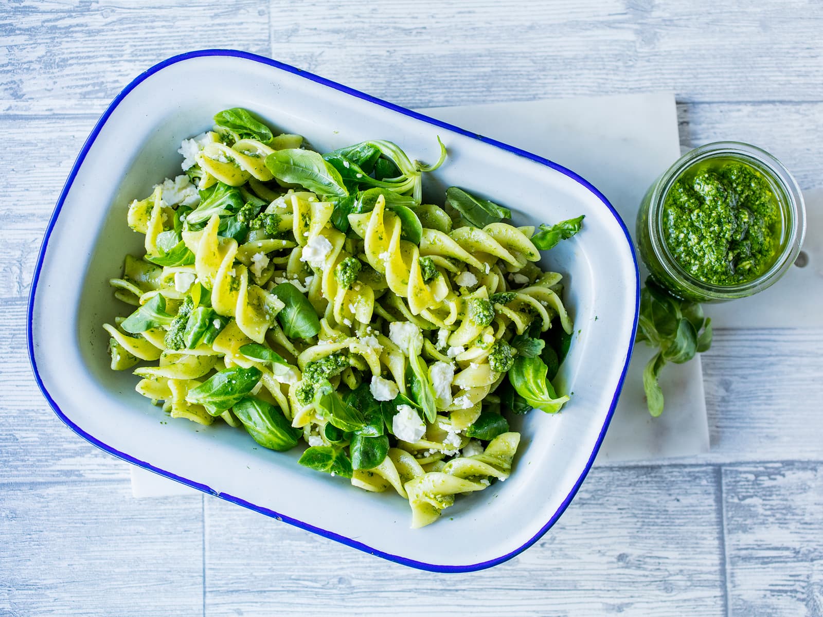 Pastasalat med pesto og fetaost