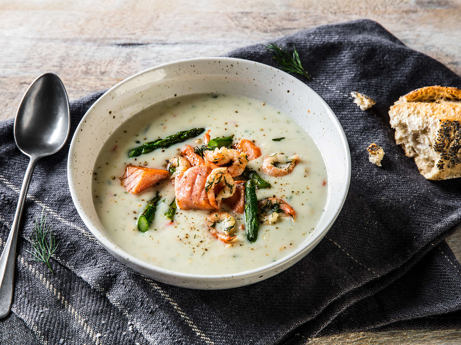 Kremet fiskesuppe med laks og reker