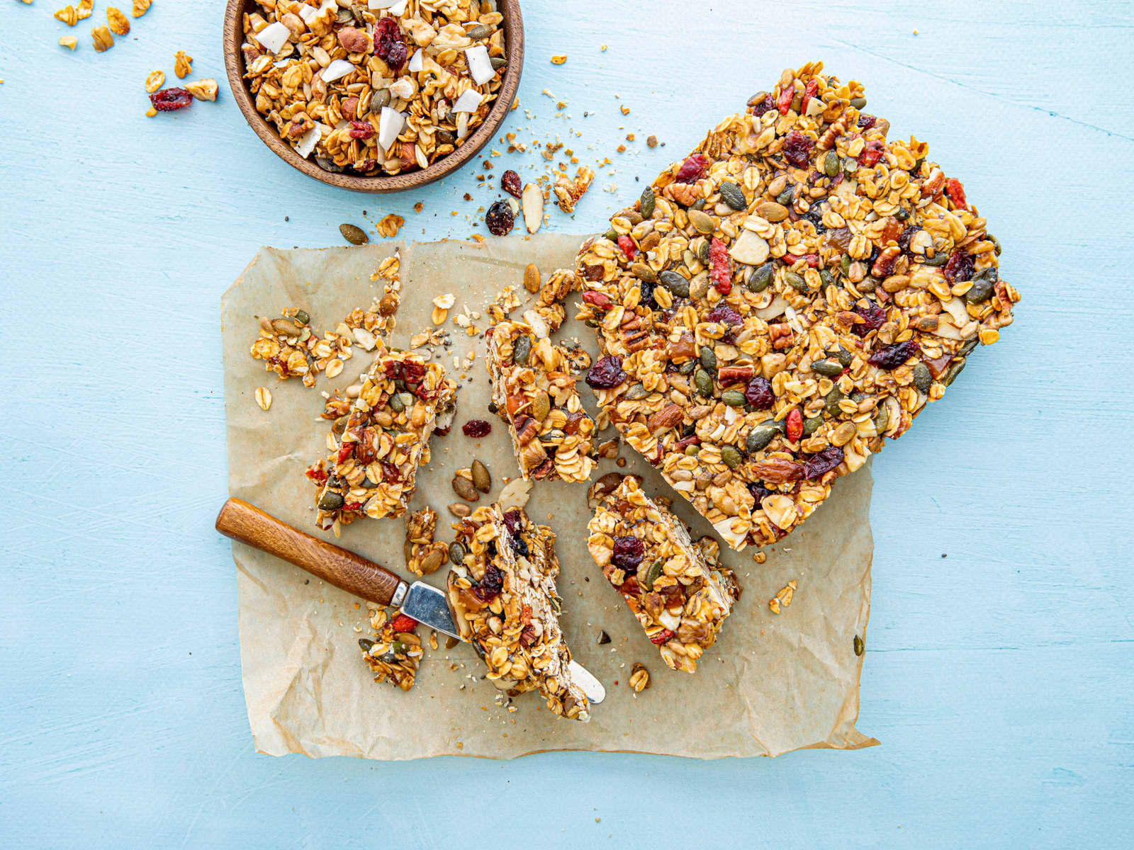 Hjemmelaget energibar med nøtter og tørket frukt