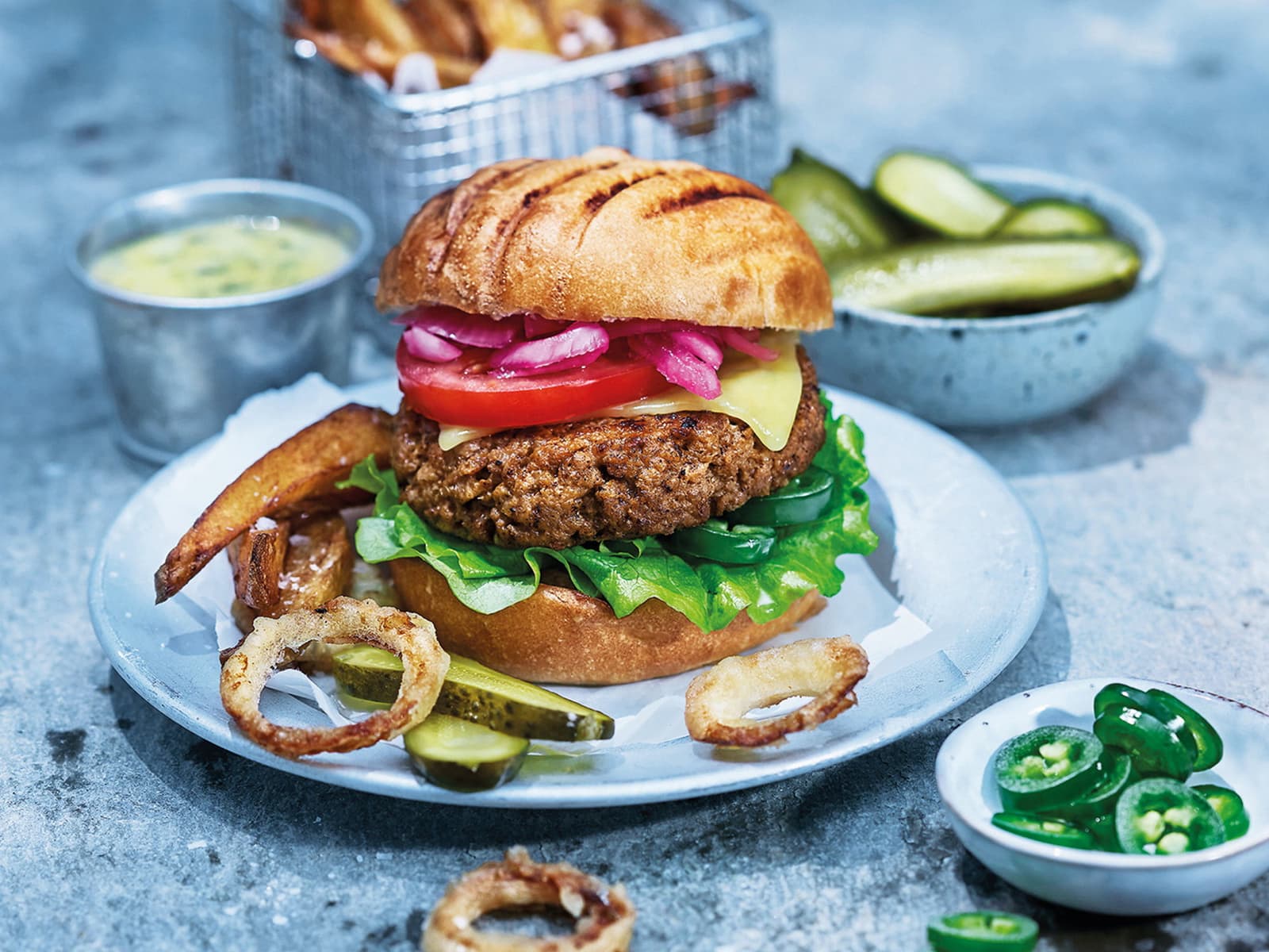 Klassisk vegetarburger med poteter og bernaise