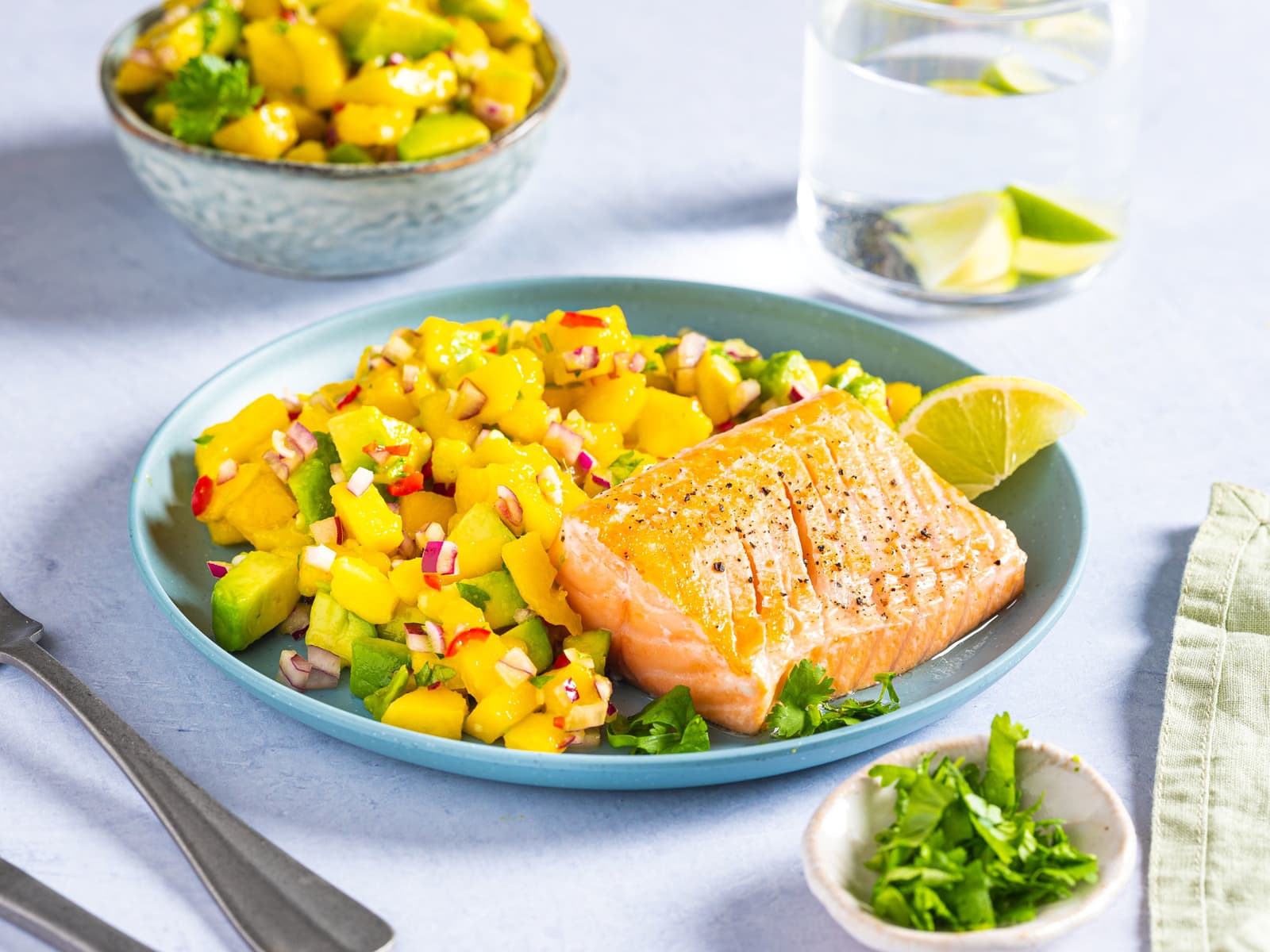 Laks med mango- og avokadosalat