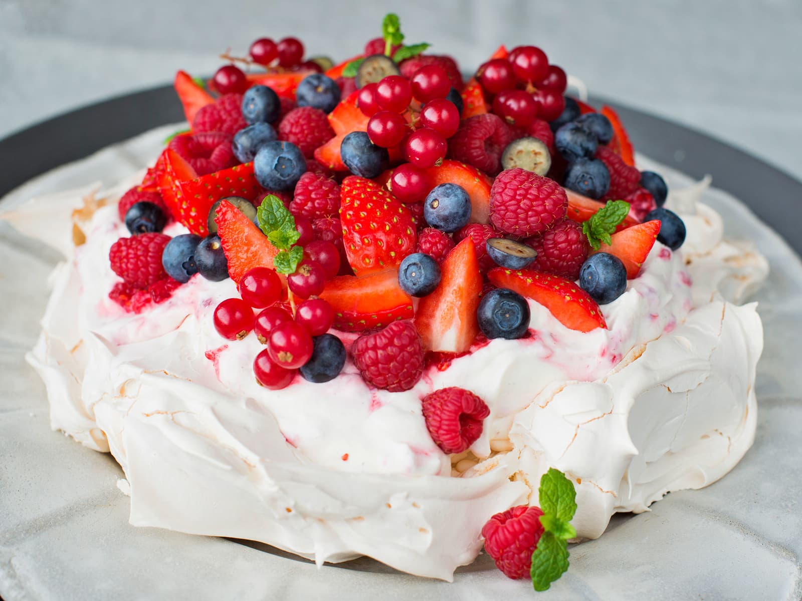 Pavlova til 17. mai | Klassisk oppskrift | Oppskrift | Meny.no