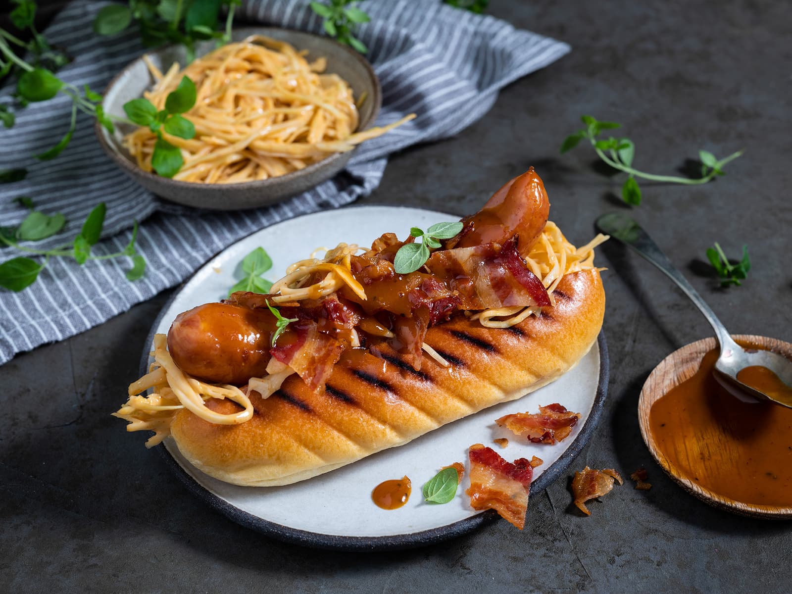 Saftig nøkkelpølse med bacon og coleslaw