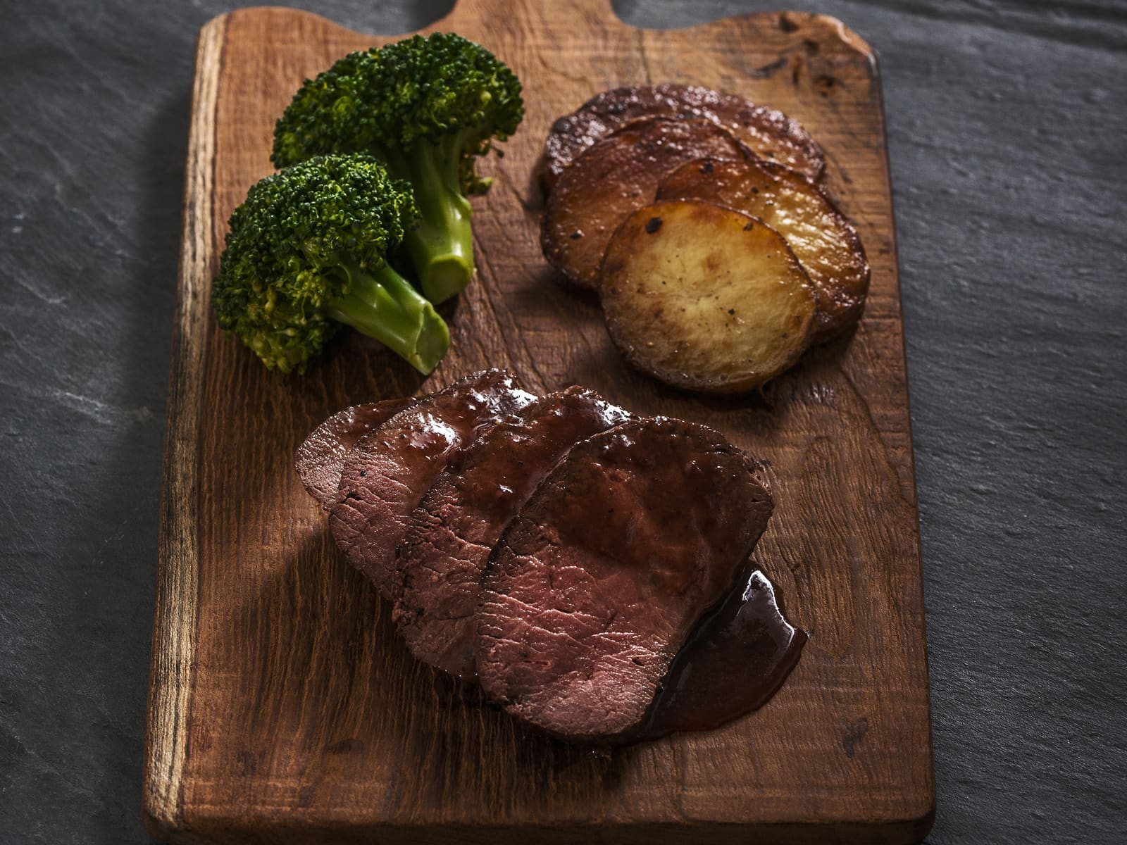 Flatbiff av reinsdyr med tyttebærsaus