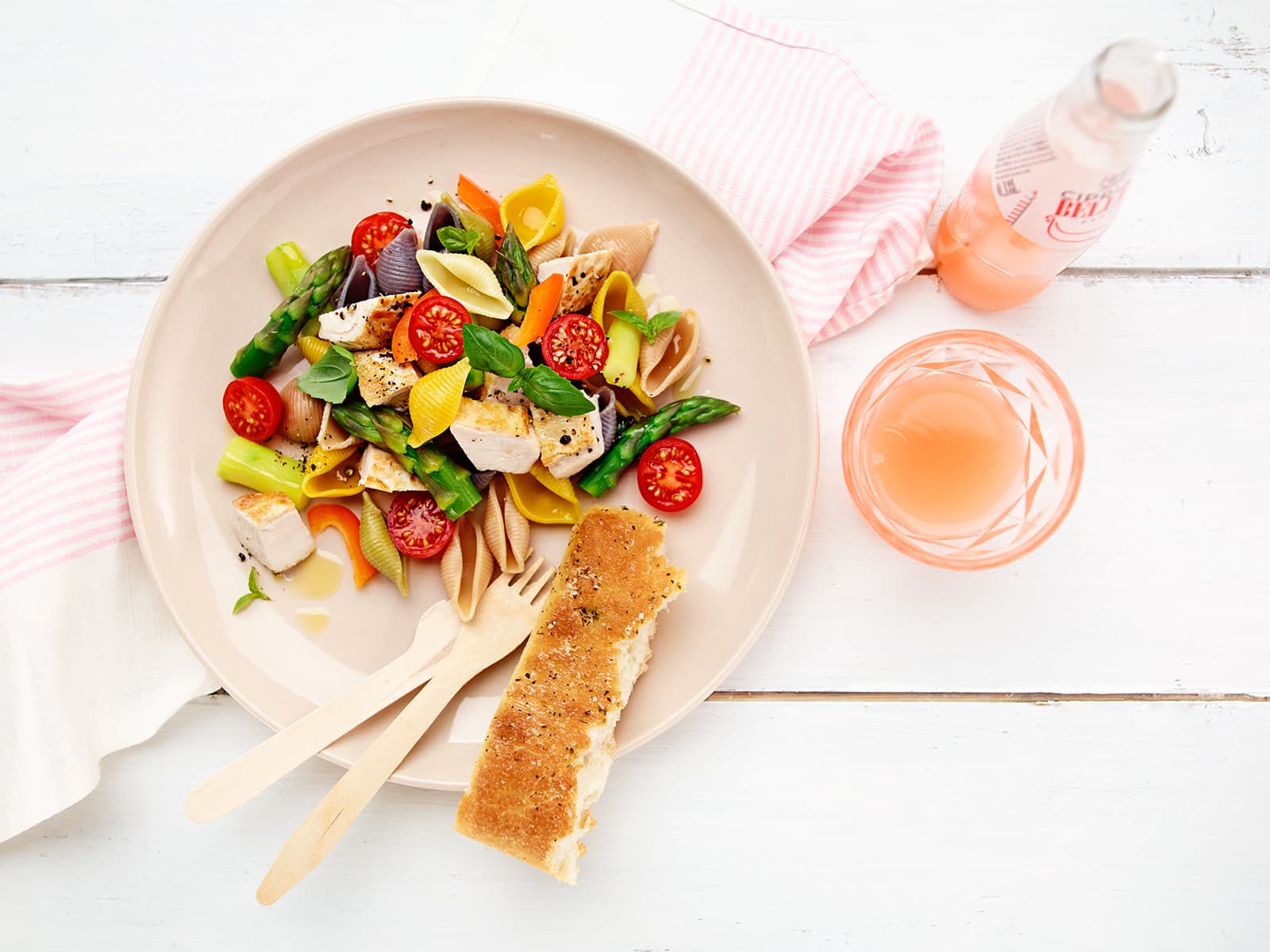 Pastasalat med kyllingbryst og asparges