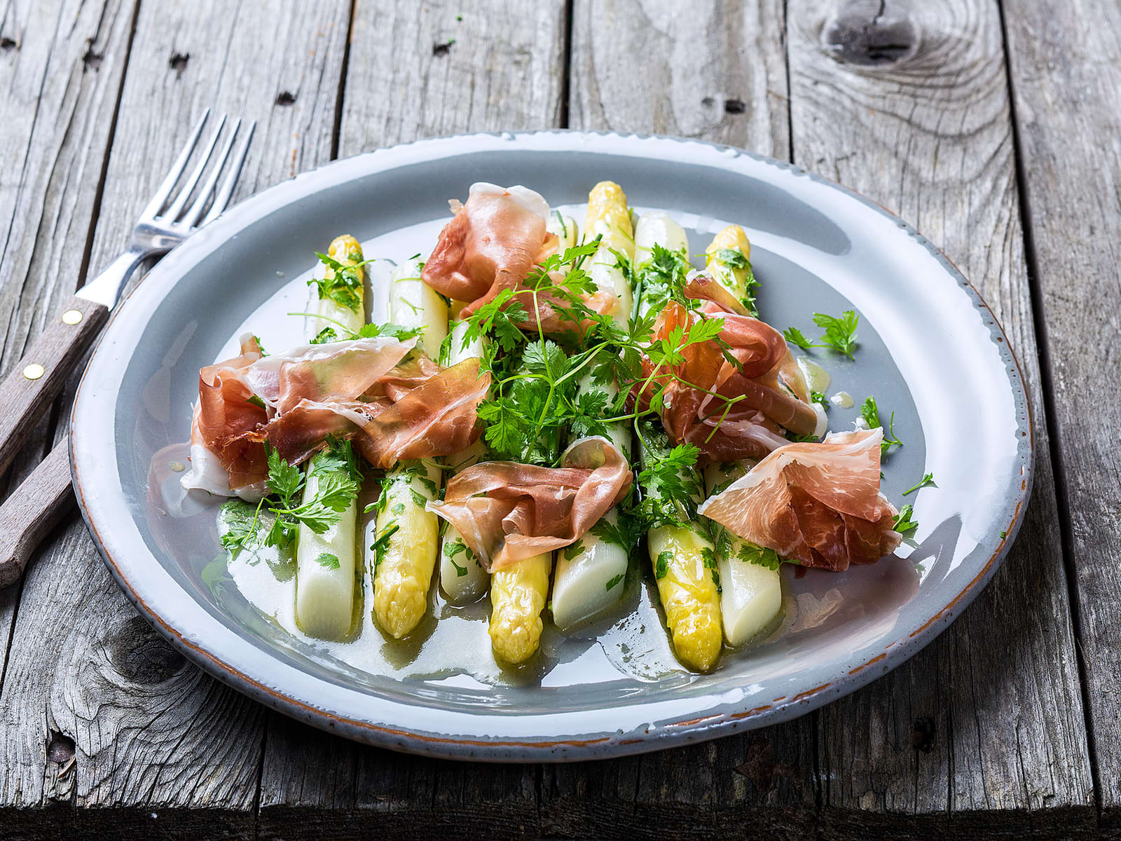 Smørkokte asparges med urter og spekeskinke