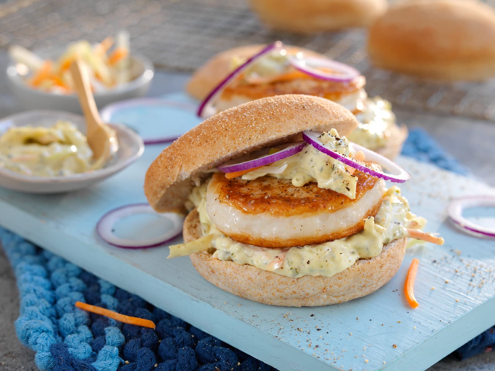 Fiskeburger med enkel coleslaw