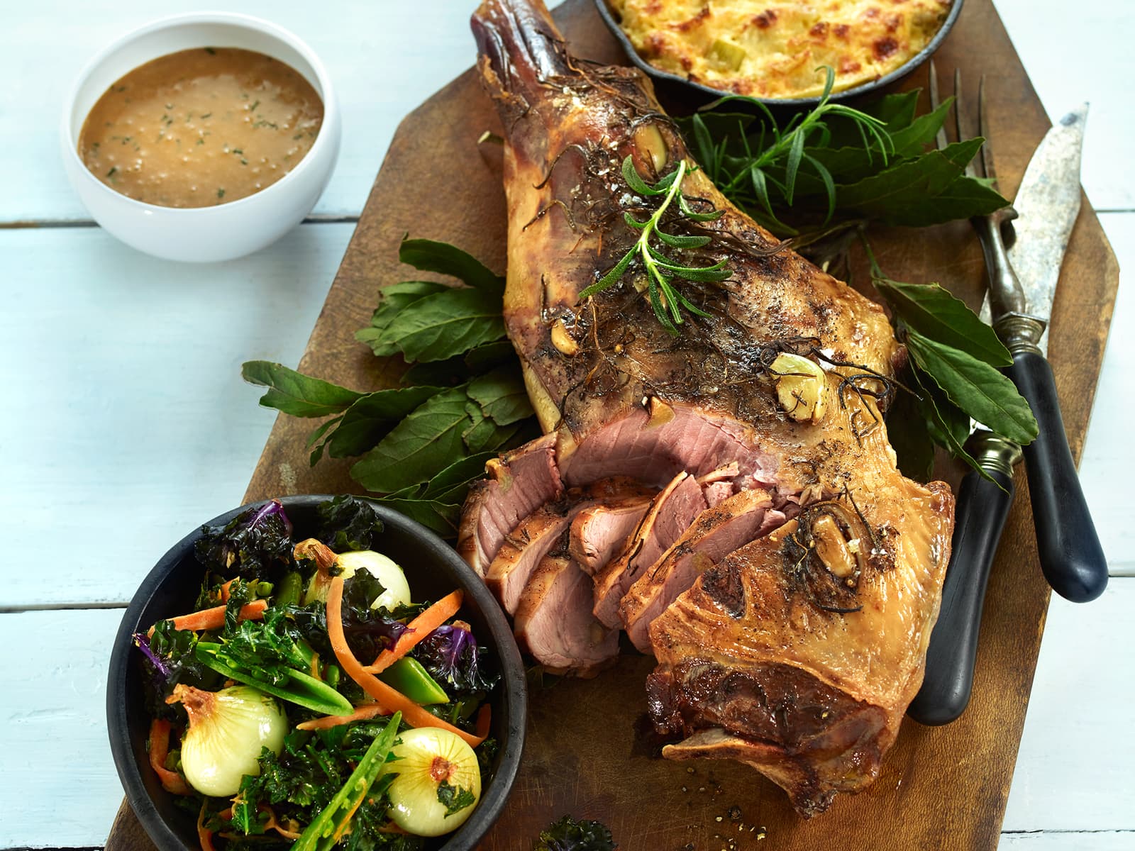 Langtidsstekt lammelår med rotgrønnsaker og gratinerte poteter