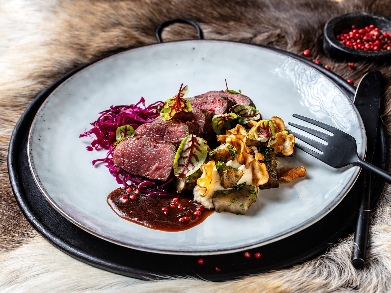 Urtestekt reinsdyrfilet med rosépepper, rødkål og jordskokk