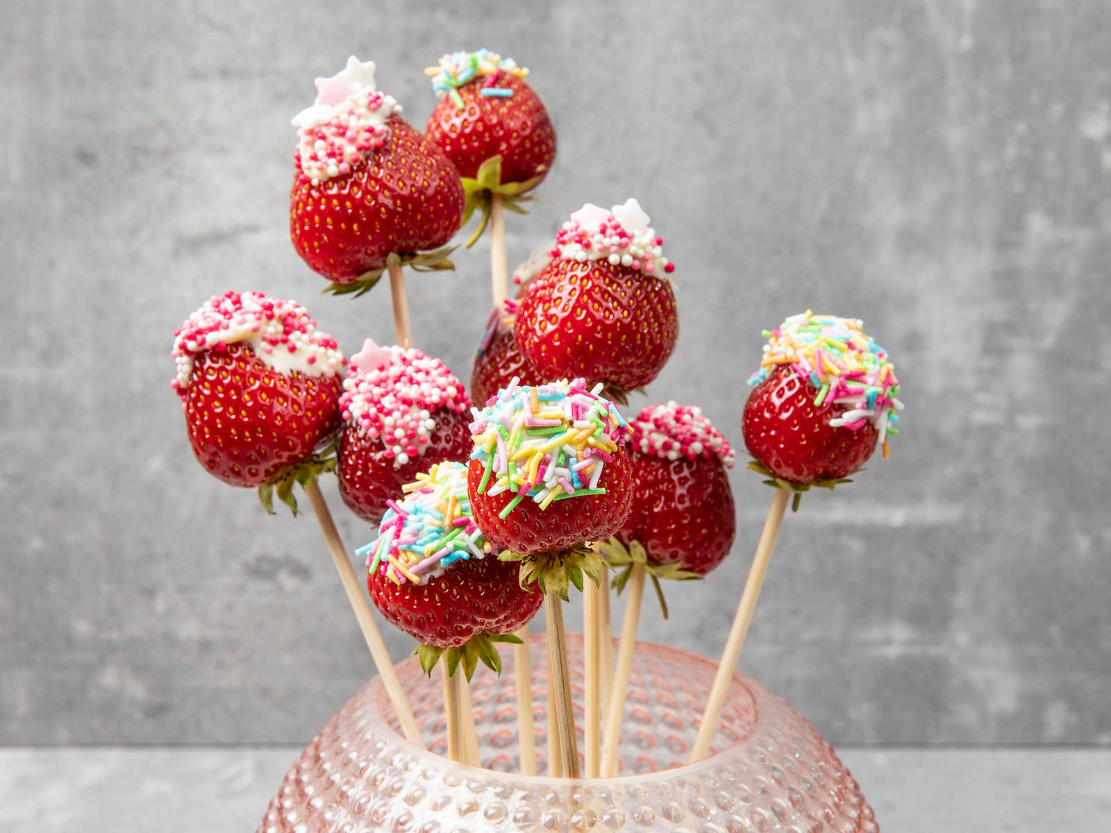 Jordbær pops med hvit sjokolade og strøssel
